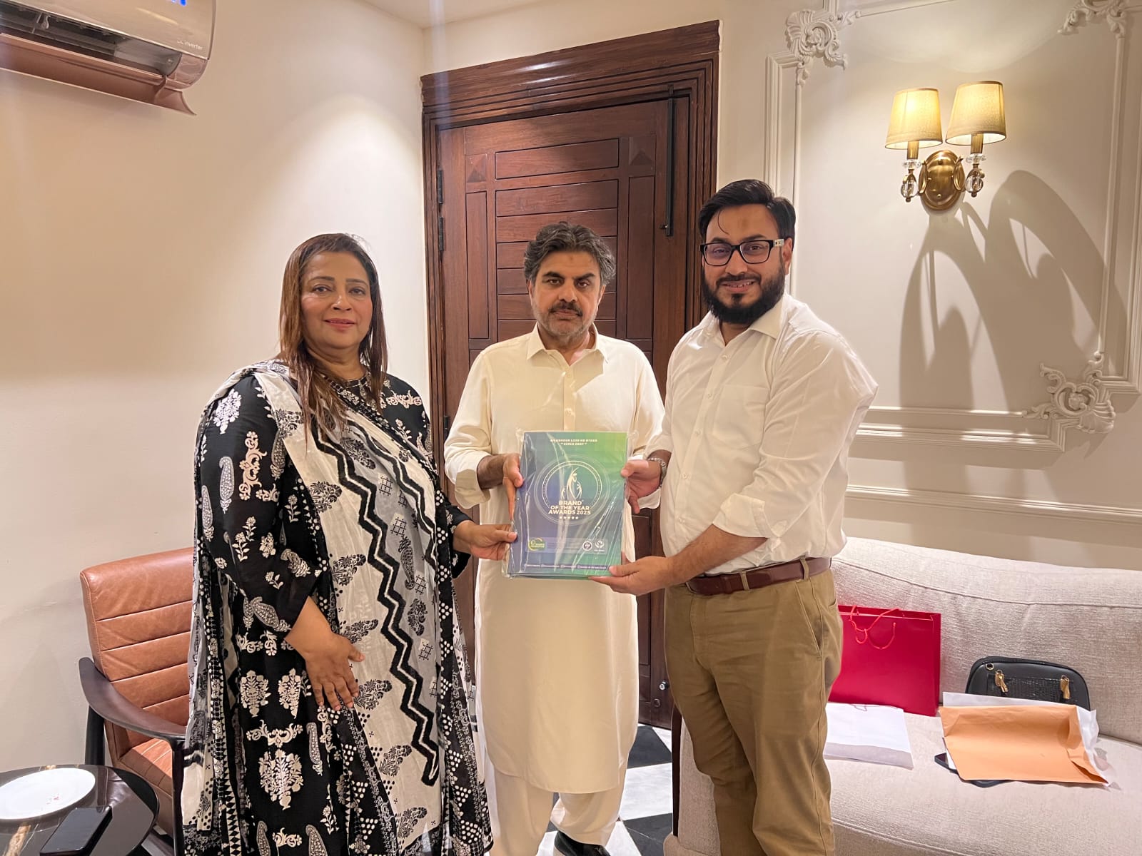 برانڈز فاؤنڈیشن کے سی ای او شیخ راشد عالم کی  وزیرِ توانائی، منصوبہ بندی و ترقیات سندھ سید ناصر حسین شاہ سے ملاقات،سالانہ تحقیقاتی ا شاعت پیش کی