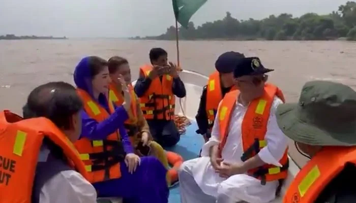 مریم نواز کا کشتی میں سوار ہوکر سیلابی صورتحال کا جائزہ