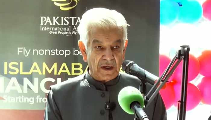 خواجہ آصف نے قومی ائیر لائن کے برطانیہ فلائٹ آپریشن کی بحالی کا افتتاح کردیا