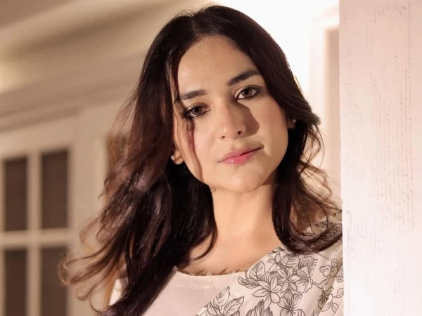 یمنیٰ زیدی کو بولڈ لباس پہننے پر شدید تنقید کا سامنا