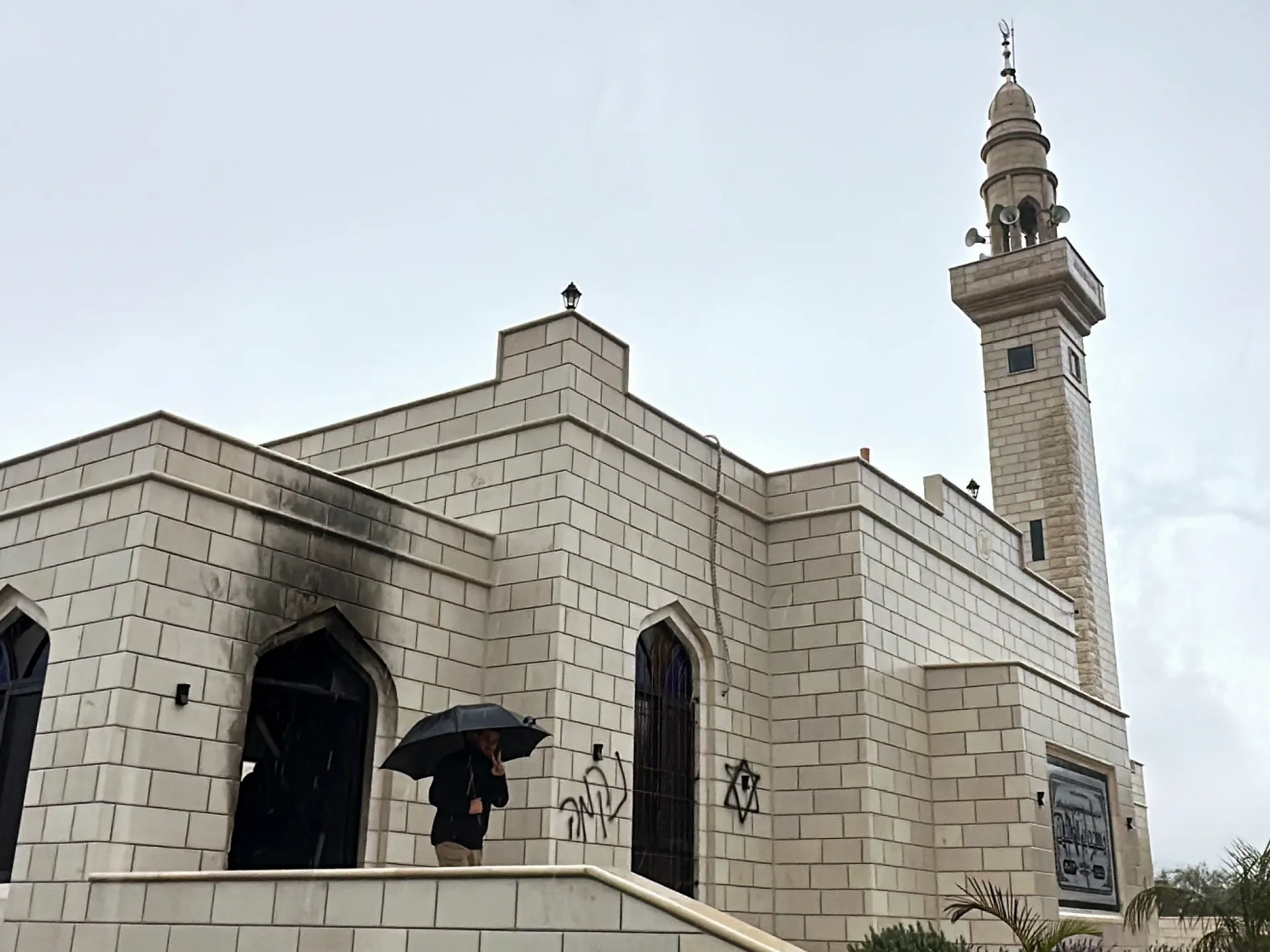 مودی کا دورۂ اسرائیل؛ مسجد نذر آتش؛ فلسطینی آبادی پر حملے