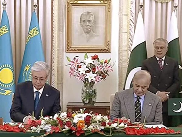 قازقستان کے صدر کا وزیراعظم ہاؤس میں پرتپاک استقبال، معاہدوں پر دستخط