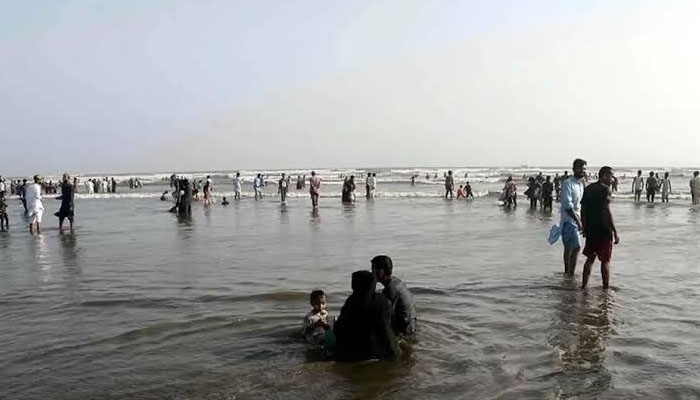 کراچی میں آئندہ 24 گھنٹوں کے دوران موسم گرم رہنے کا امکان